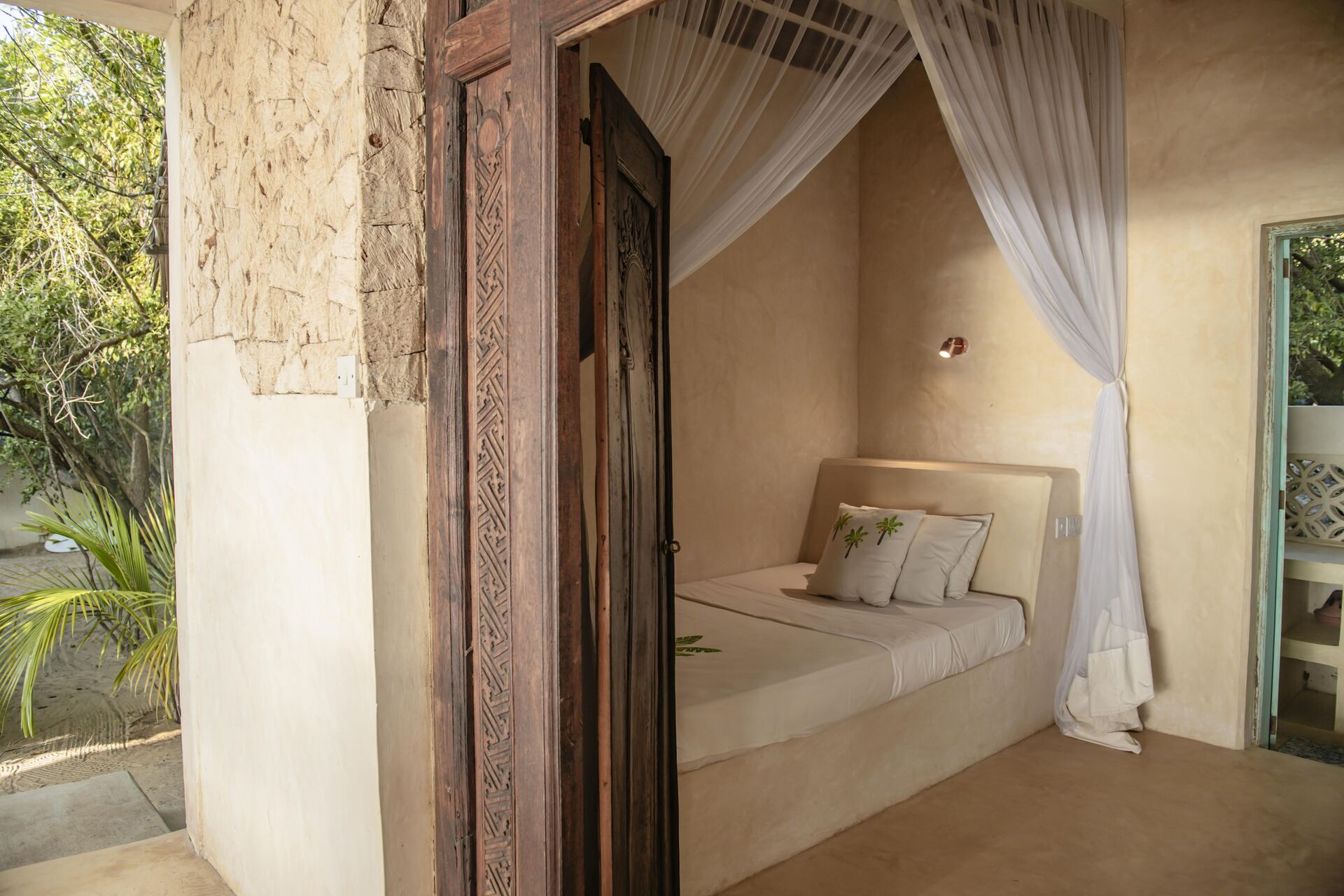 Makai cabana · daybed courtyard