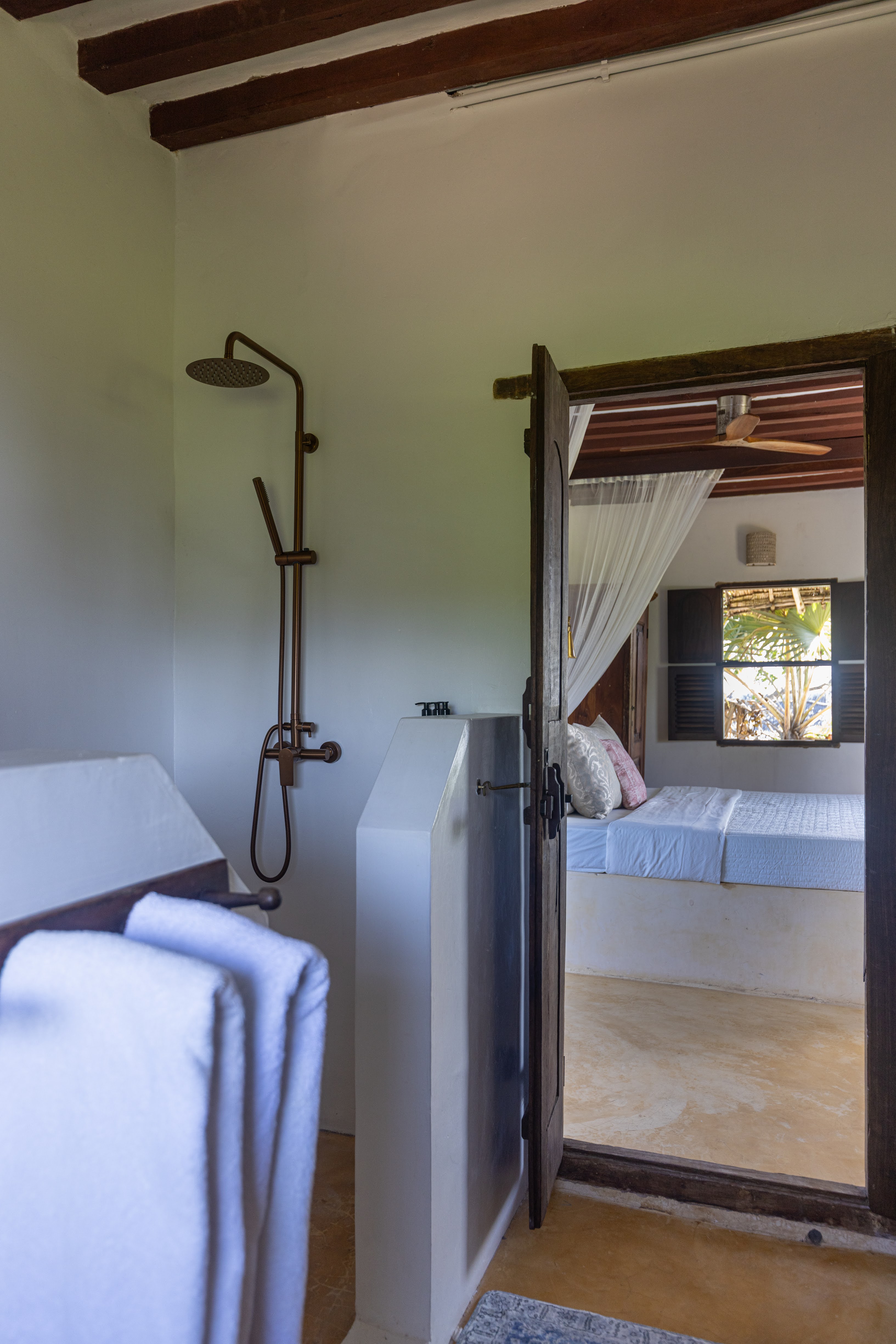 Mālama cabana · hanging daybed view