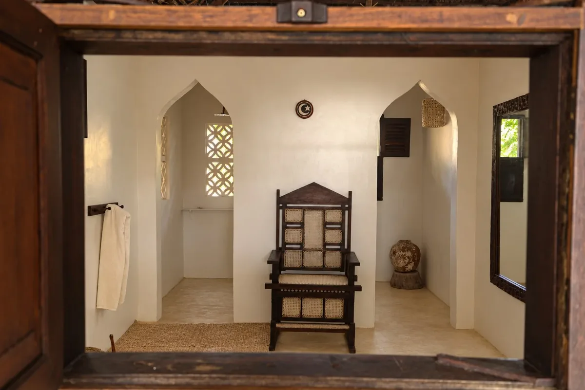 ʻOhana cabana, bathroom with Swahili arches, carved chair and lattice window
