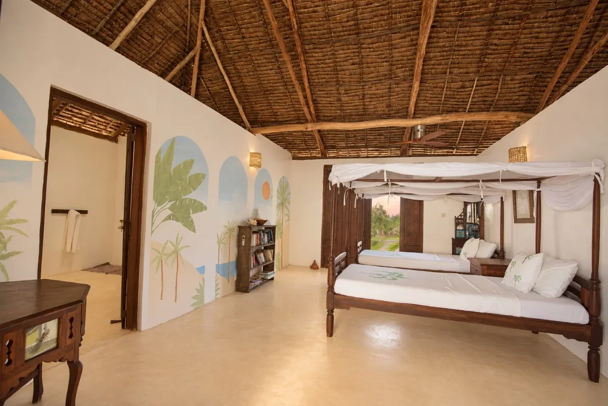 ʻOhana cabana, twin room with painted palm murals and four-poster beds
